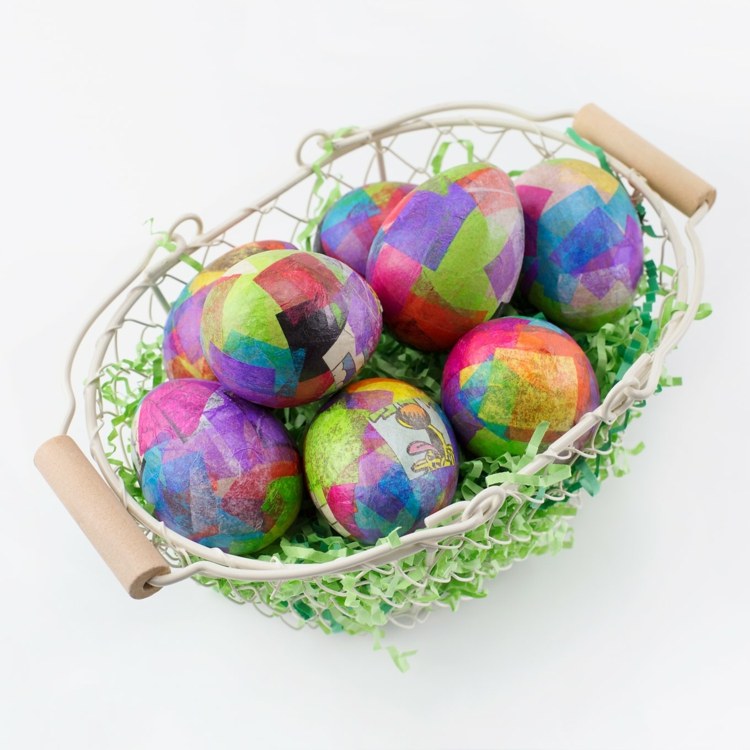 الصق بيض عيد الفصح بورق المناديل لتزيين سلة عيد الفصح الملونة