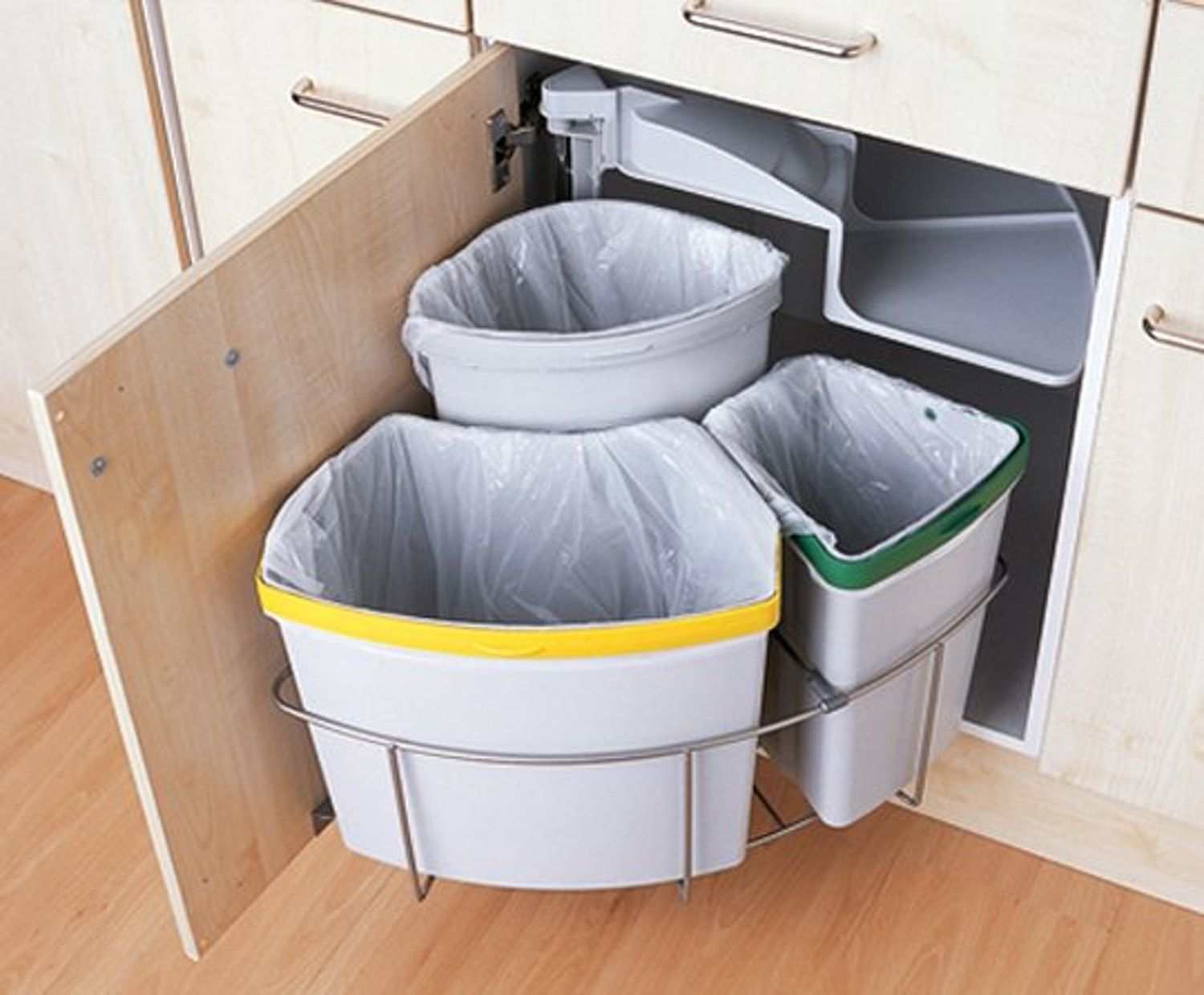 ركن المطبخ يستخدم سلة مهملات دائرية لإعادة التدوير