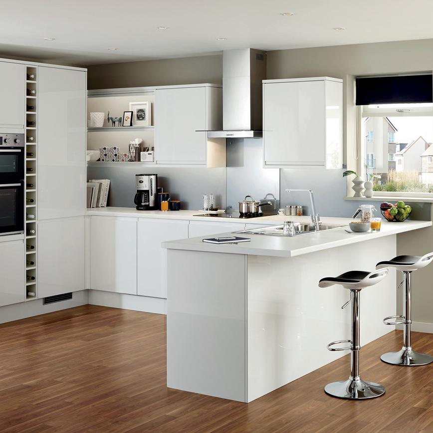 ركن المطبخ يستخدم بحكمة مطبخ أبيض على شكل حرف U مع أرفف شبه جزيرة مفتوحة