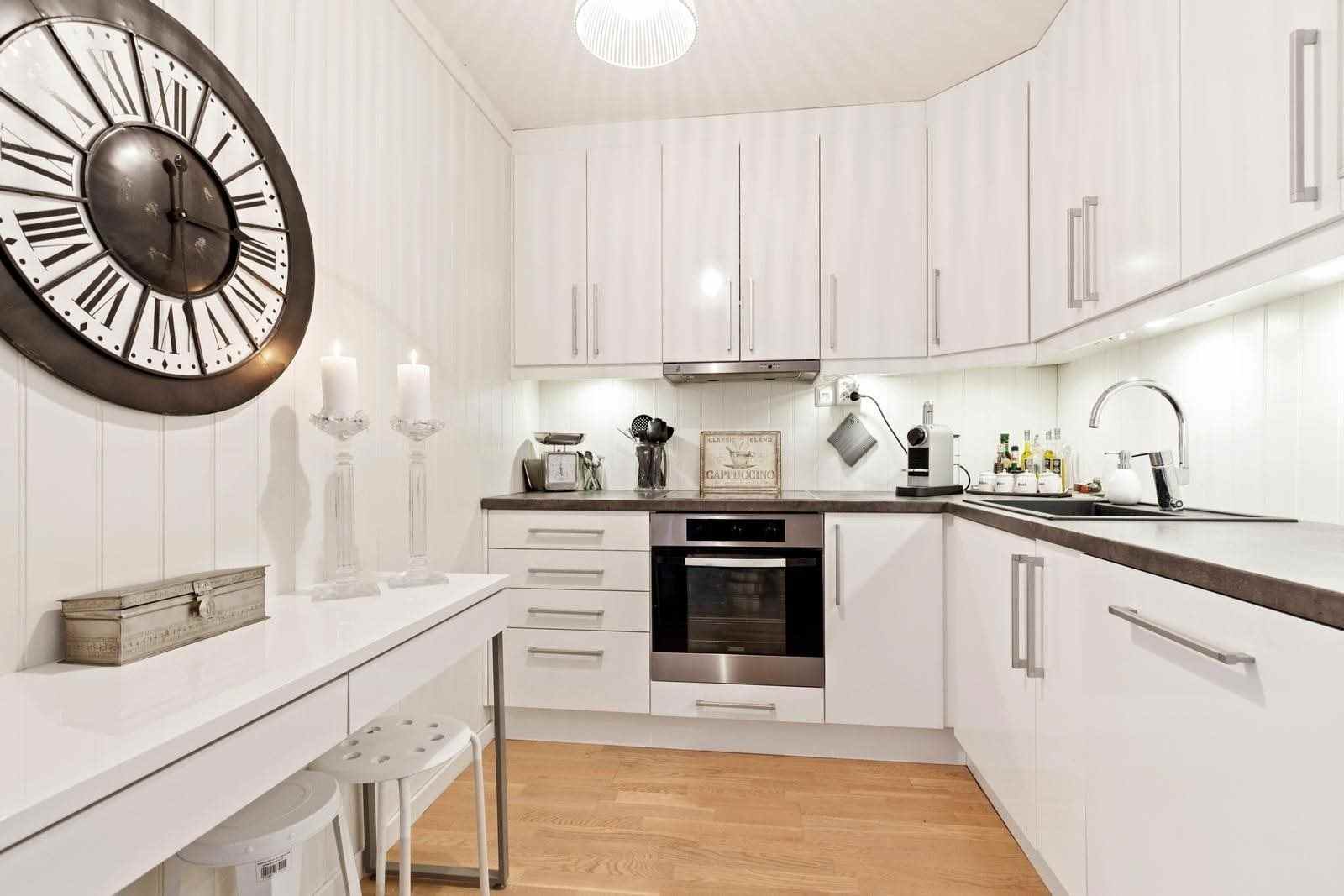 مطبخ إسكندنافي أبيض مع خزانة زاوية كلاسيكية