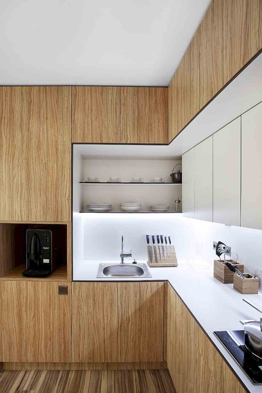 الزاوية الميتة في المطبخ تستخدم أرفف مفتوحة من الخشب الأبيض