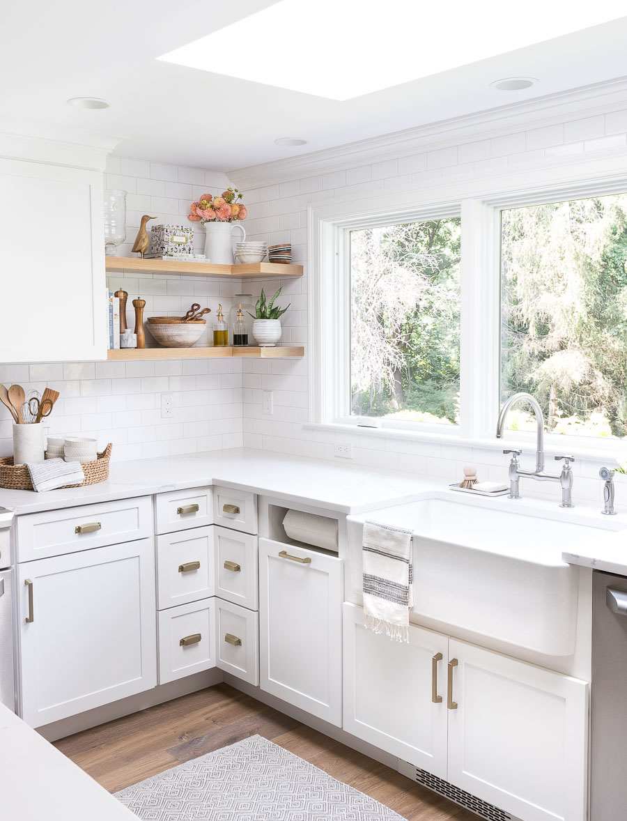 مطبخ أبيض حديث الطراز مع أرفف زاوية نافذة مصنوعة من الخشب