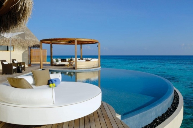 منتجع سبا W Retreat على شرفة حمام السباحة المشمسة في جزر المالديف