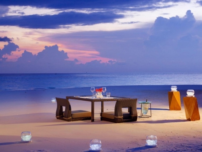 W تراجع عطلة جزر المالديف عشاء رومانسي الشاطئ