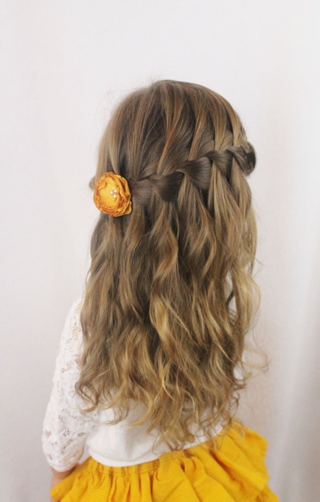 بناتي-تصفيفة الشعر-إلى-ستايل-الصيف-نظرة-الزهور