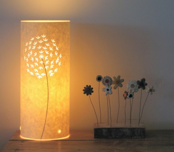 مصباح طاولة مصنوع من نقوش الزهور الورقية