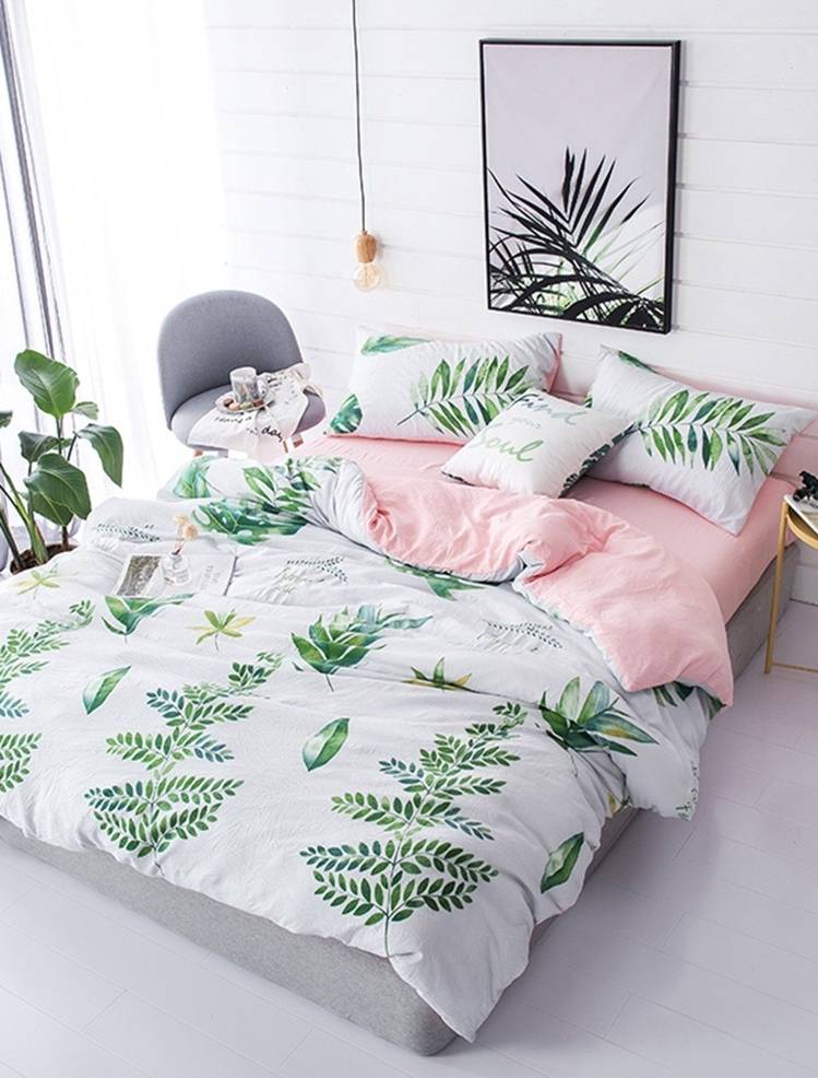 الأوراق الخضراء والأبيض والوردي مزيج جميل لغرفة النوم