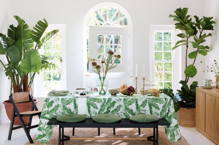 مفرش المائدة باللون الأخضر والأبيض من H&M