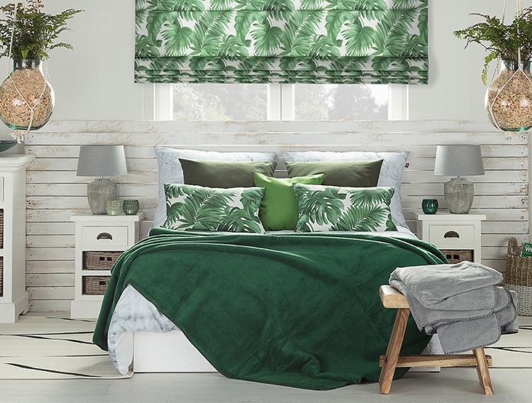 غرفة نوم حضرية على طراز الغابة بها الكثير من اللونين الأخضر والأبيض