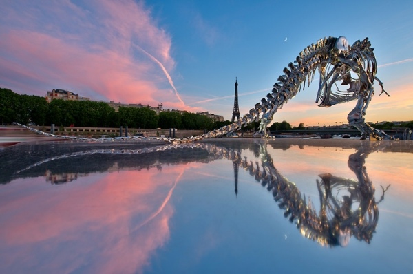 النحت الديناصور ريكس بالحجم الطبيعي برج نهر السين باريس إيفل