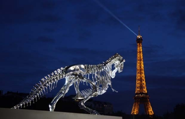 النحت الحديث للفن في باريس - برج إيفل T-Rex Saurian