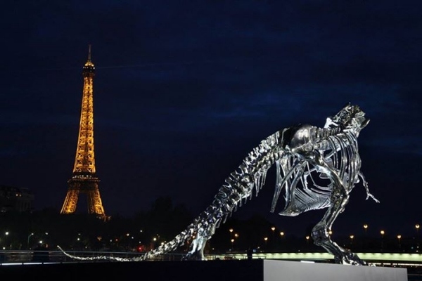 بالحجم الطبيعي تي ريكس الهيكل العظمي برج إيفل باريس