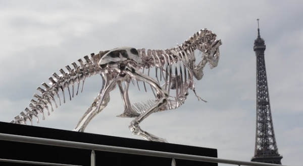 تمثال الديناصور ريكس بالكروم الفضي بالحجم الطبيعي باريس