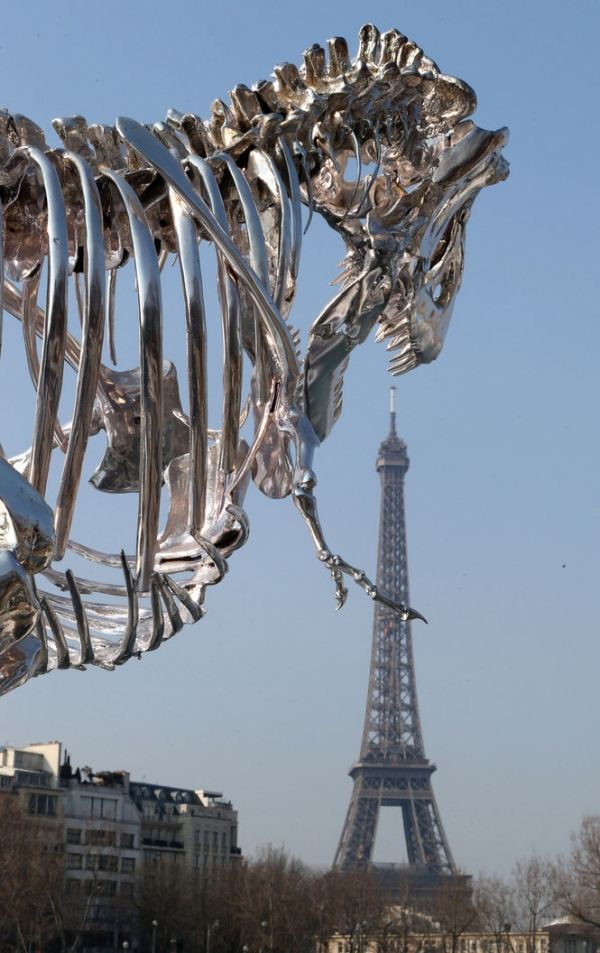 تركيب فني Paris Seine Dinosaur Park Sculpture chrome