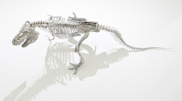 تمثال ديناصور تيرانوسورس-ريكس مطلي بالكروم بالكروم الفضي