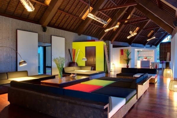منزل الشاطئ اندونيسيا غرفة المعيشة الملونة