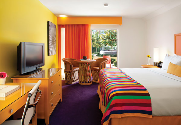 لهجات ملونة في غرفة النوم الحديثة