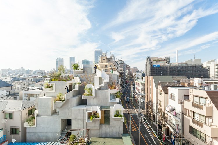 مبنى سكني خرساني حضري مكشوف باللون الأخضر في طوكيو