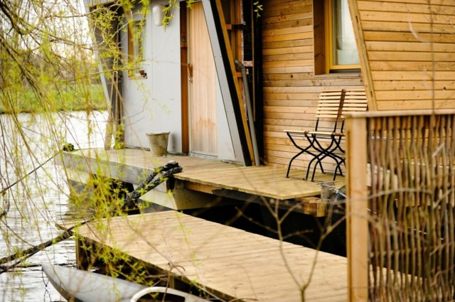 منزل عائم واجهة خشبية شرفة مرسى عطلة تخطيط الصيف