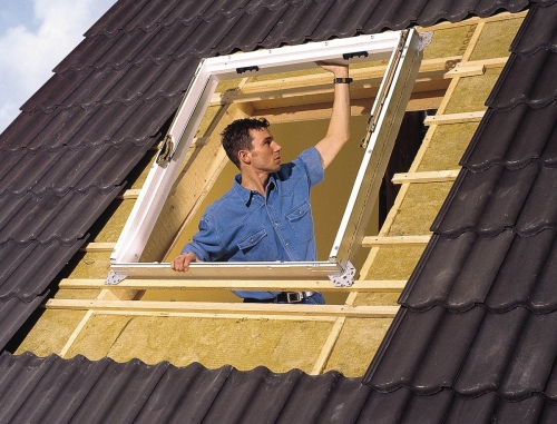 Εγκατάσταση του πλαισίου παραθύρου της οροφής στο άνοιγμα