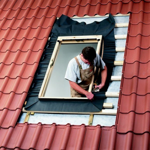 Εγκατάσταση στεγανοποίησης για παράθυρο οροφής