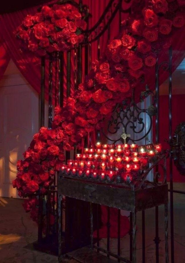 افكار-ديكورات-زفاف-رومانسية-مع-شموع-وردة-حمراء