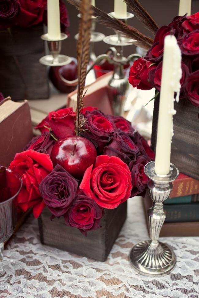 ديكورات مائدة الزفاف القوطية - حاملات الشموع - الفضة - تنسيق الزهور - التفاح الأحمر