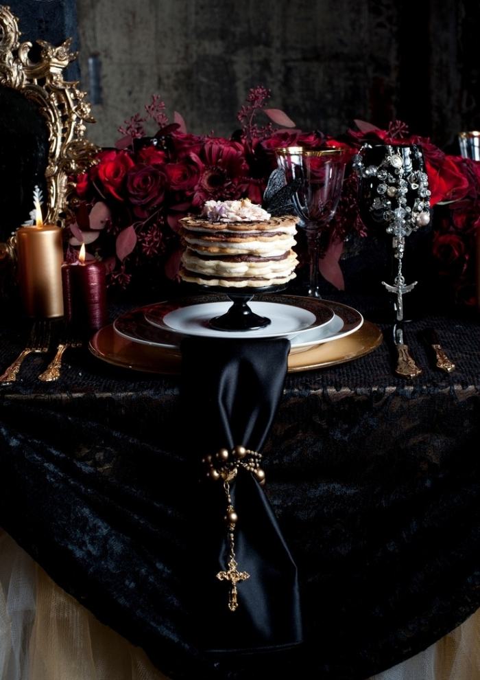 حلويات - طاولات - مغطاة - بشكل دراماتيكي - سقف مخملي - سلسلة ذهبية - مع - عبر - مصاص دماء - زفاف