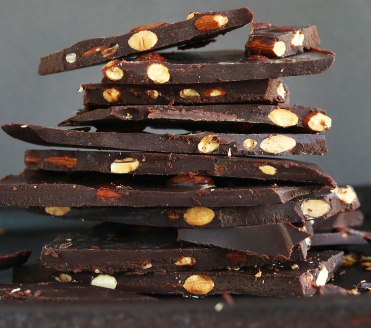 الشوكولاتة النباتية نفسها تجعل مكونات المكسرات المر صحية