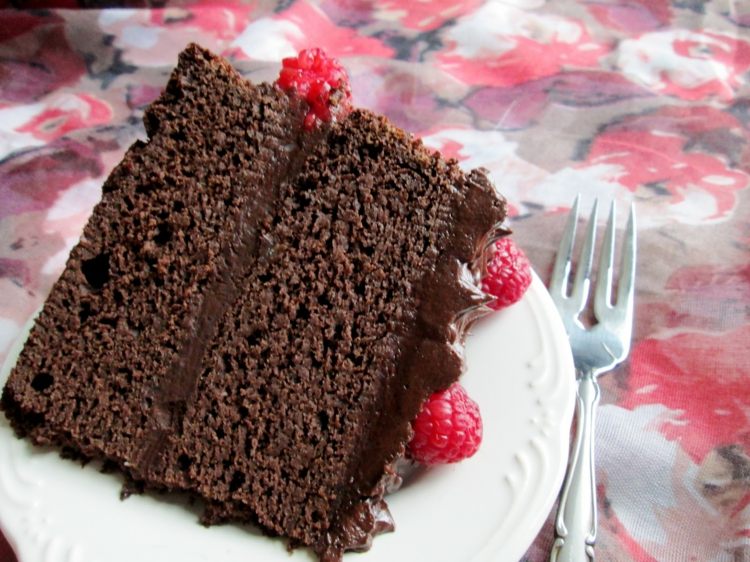 كعكة الشوكولاتة النباتية بتوت العليق تعد الحلويات اللذيذة بنفسك