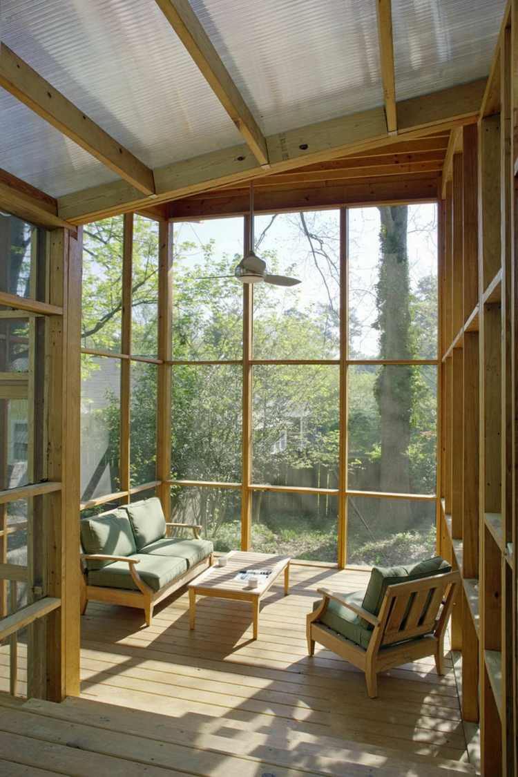 الشرفة المزججة أثاث بسيط طاولة القهوة وسائد المقاعد الخضراء