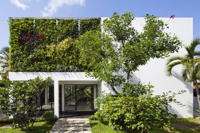 verikaler-garden-architecture-vietnam-white-facade-green-house-hall-المظللة