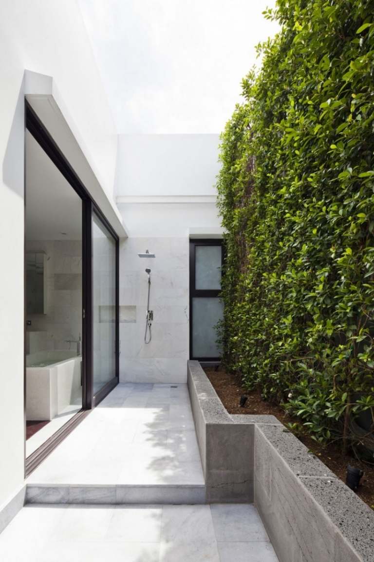verikaler-garden-modern-architecture-Sustainable-outdoor-shower-modern