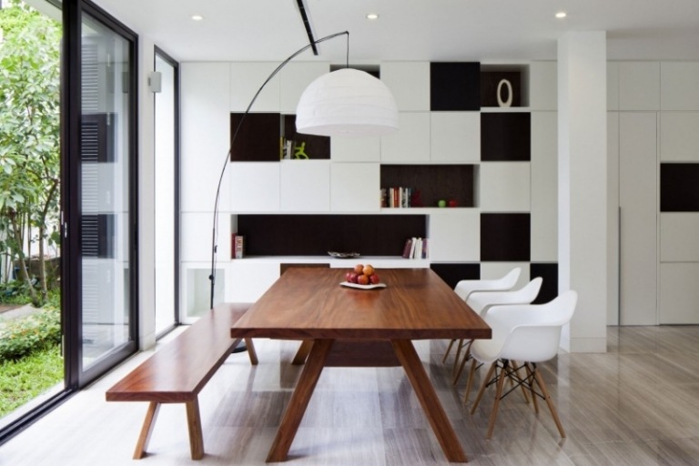 طاولة خشبية - مستطيلة - غرفة طعام - كراسي - مقعد - جدار - رفوف - نظام