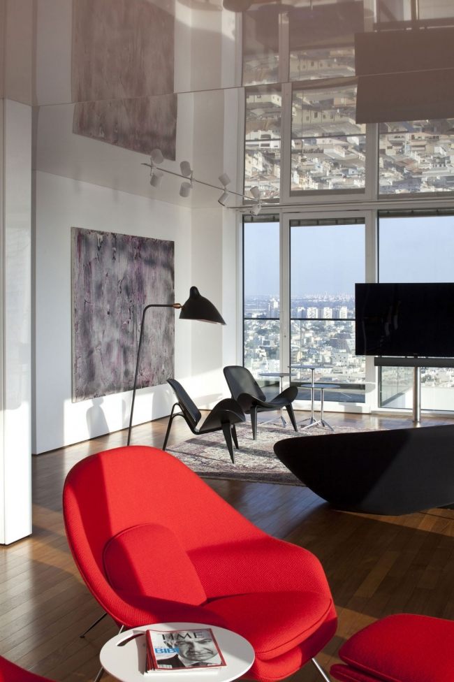 شقة بنتهاوس تل أبيب كرسي بذراعين أحمر أريكة سوداء