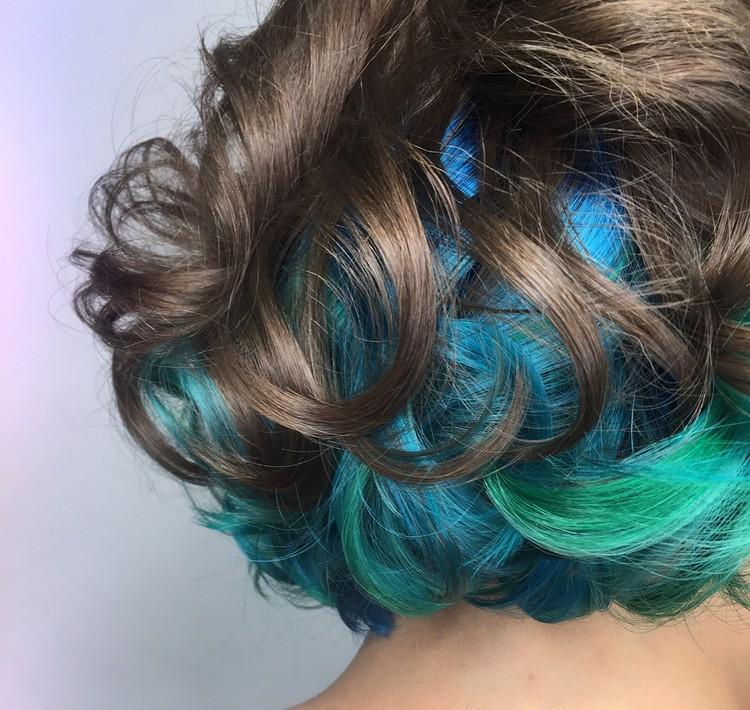 مزيج من لونين من لون الشعر البني والأزرق والأخضر