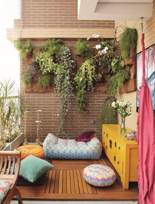 شرفة نباتات معلقة وسائد مقعد أرضية خشبية