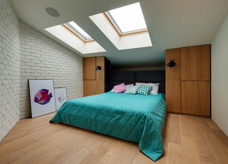 دور علوي-أبيض-سرير مزدوج-أبيض-قرميد-جدار-الحد الأدنى-سقف مائل-كوة-خزائن الحائط