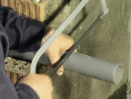 התקנת צינורות מים מ- PVC - כיצד חותכים צינור