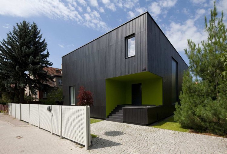 أنواع المنازل - مقارنة - منزل سلبي - واجهة خشبية - حديثة - سوداء - حديقة