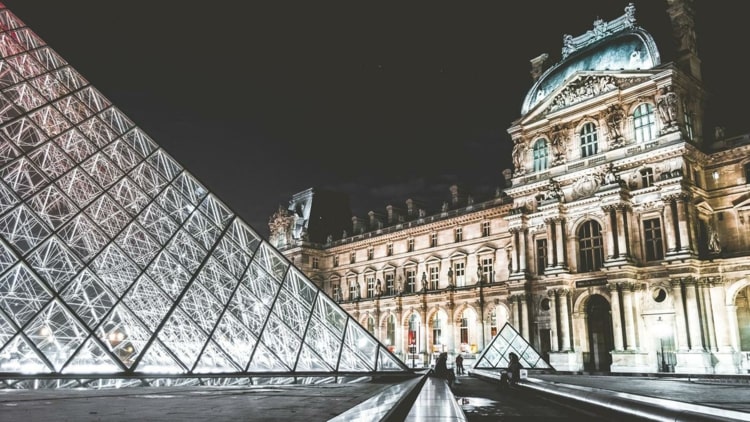قم برحلة افتراضية إلى باريس إلى متحف اللوفر والموناليزا
