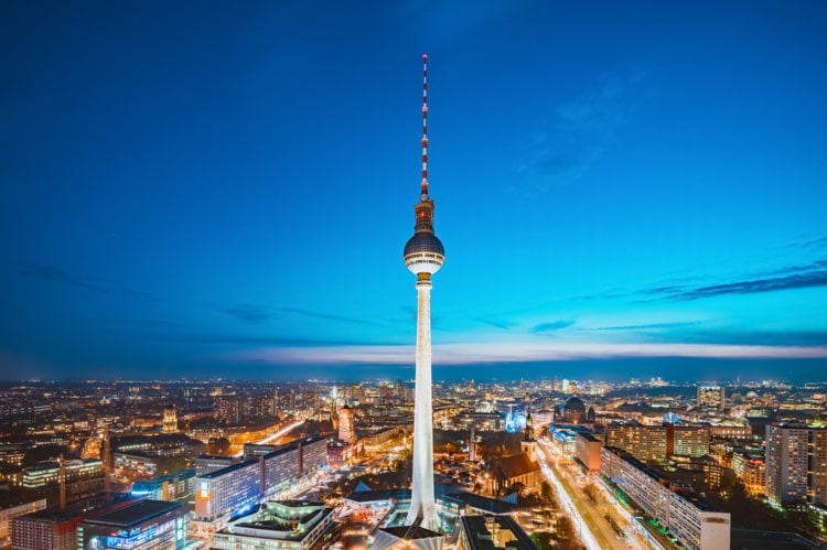رحلة افتراضية - قم بزيارة برلين ومبنى الرايخستاغ وبرج التلفزيون