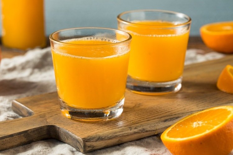 يحتوي 200 مل من عصير البرتقال على 100 ملليغرام من فيتامين سي.