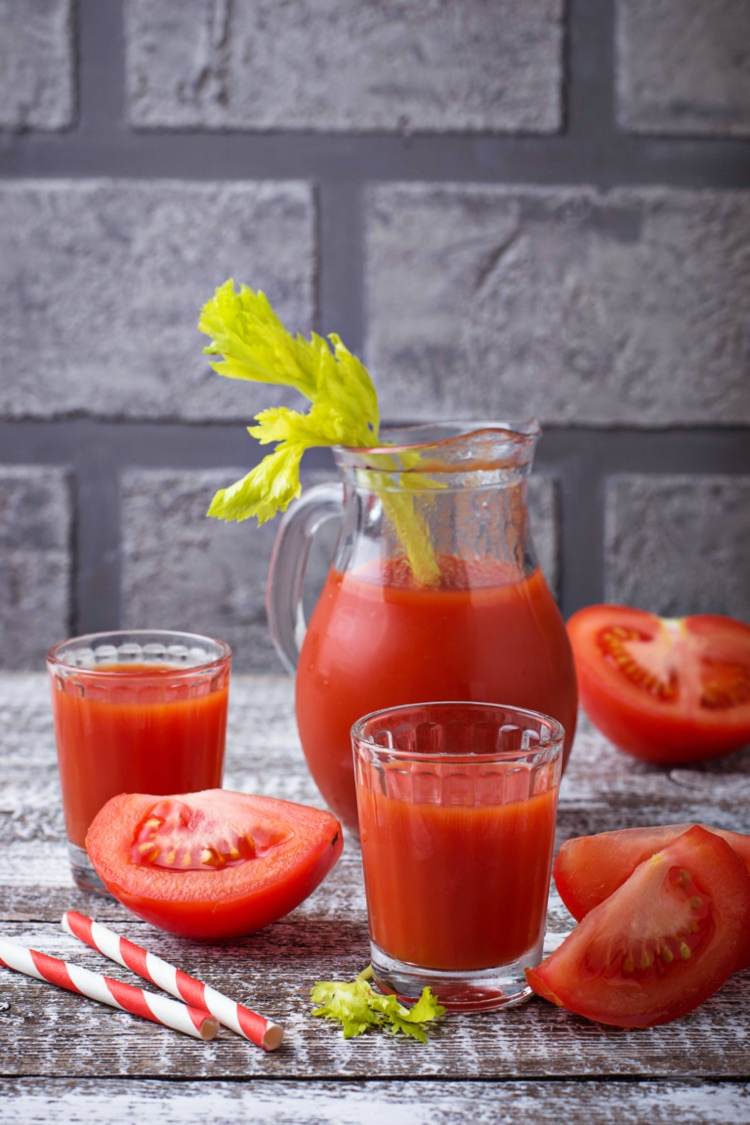 الأطعمة التي تحتوي على فيتامين ج عصير الطماطم