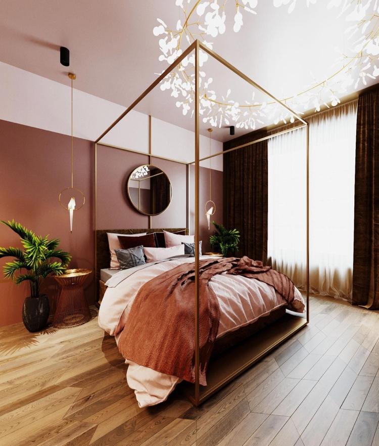 قم بطلاء الجدار في منتصف غرفة النوم بدرجات اللون الوردي من الطين