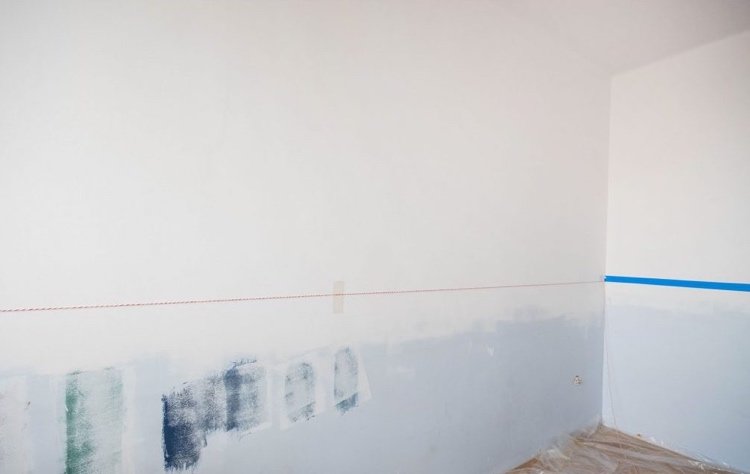 جدار ذو لونين - يرسم خطًا مستقيمًا أفقيًا بخيط