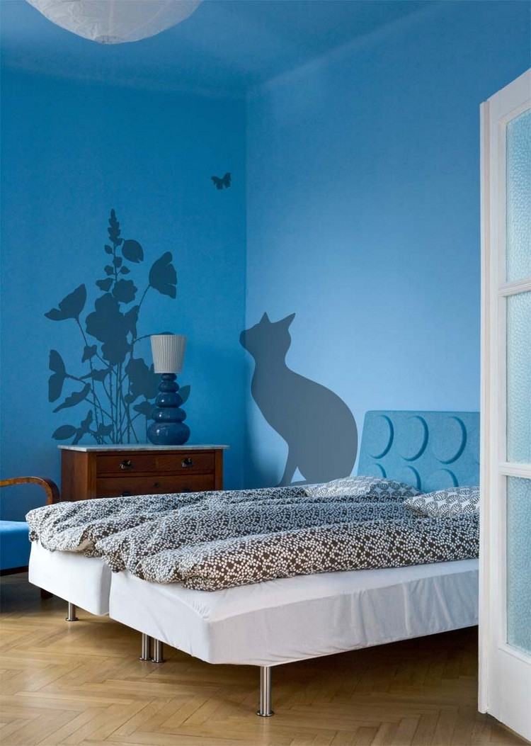 افكار-رسومات-استنسل-قطة-زهور-غرفة نوم-ازرق-دهان حائط