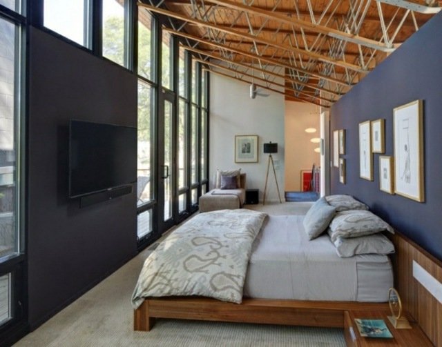 غرفة نوم ضيقة - سقف مائل - تلفزيون - جدار - سرير خشبي - حائط - أزرق