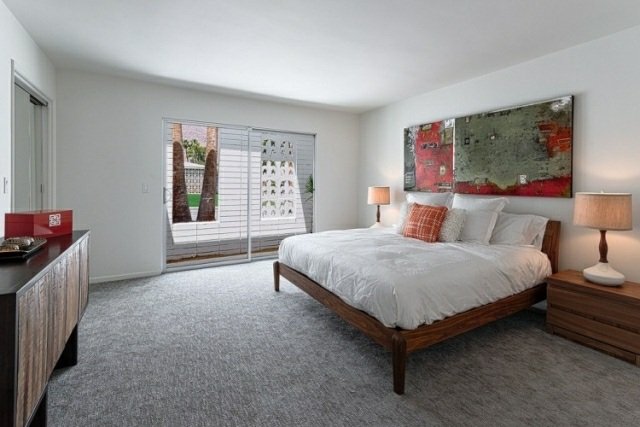 غرفة نوم - تصميم - هيكل سرير خشبي - سجاد - رمادي - أثاث خشبي