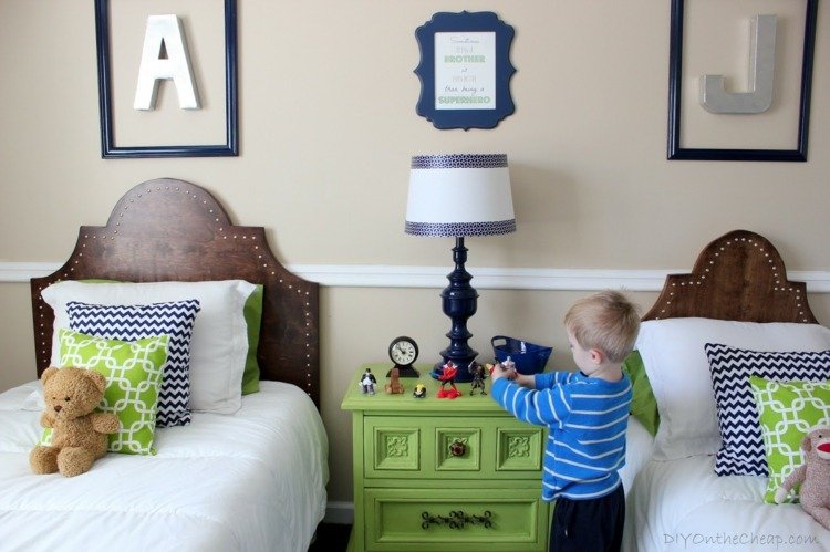لون الحائط لغرفة الأطفال خزانة بجانب السرير محايدة فن الجدار الأخضر